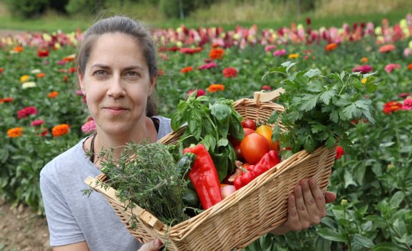Macht Appetit: Katja Panthöfer zeigt die frischen Zutaten für ihre Rezepte. Derzeit wird auf dem Biohof Meiwes fleißig geerntet. - © Bernhard Preuß
