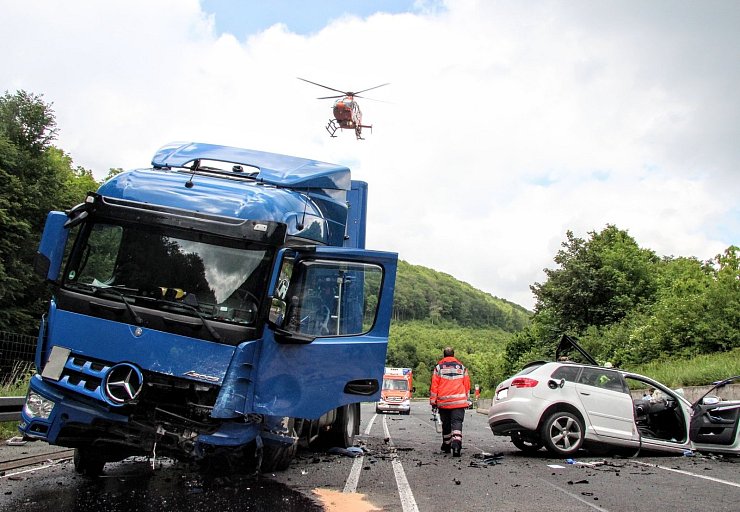 Auch ein Rettungshubschrauber kam beim Unfall auf der B1 zum Einsatz. - © Niklas Böhmer