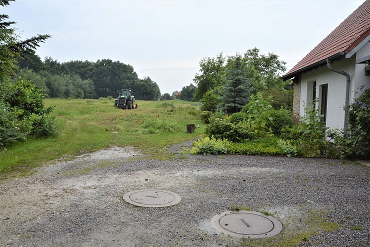 Noch endet hier der Weg. Wenn auf den Flächen hinter dem Gebäude weitere Wohnhäuser entstehen, wird das Gebiet an der Bachstraße hier erschlossen, die Straße weitergebaut. Foto: Karin Prignitz - © Karin Prignitz