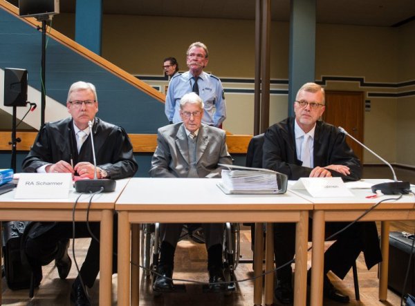 Der ehemalige SS-Wachmann Reinhold Hanning sitzt zwischen seinen Anwälten Andreas Scharmer (l) und Johannes Salmen in der Anklagebank. Das Gericht hat Hanning zu fünf Jahren Haft verurteilt. - © dpa