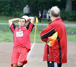 Lages Betreuer Bernd Eßer beobachtet Eugen Klimov. - © Foto: Lucas