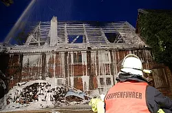 Bis auf die Grundmauern brannte das Bauernhaus in L&ouml;wendorf nieder. - &copy; Foto: Feuerwehr H&ouml;xter