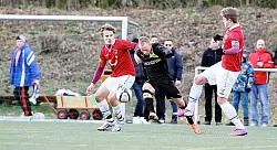 Dortmunds Pole Patrick Dytko spitzelt durch die Lücke, die Niklas Teichgräber (links) und Yannik Schulz öffnen. - © Foto: Hagemann