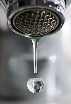 Tropfender Wasserhahn - © Foto: Patrick Pleul