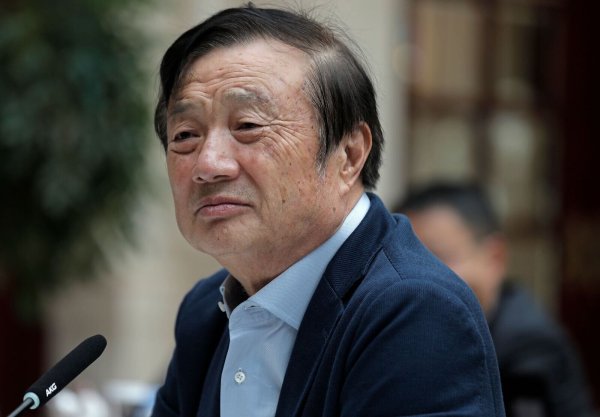 Huawei liegt laut Gründer Ren Zhengfei bei Chips noch eine Generation hinter den USA zurück. (Archivbild). - © Vincent Yu/AP/dpa