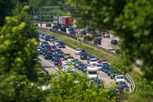 Zum Wochenende rechnet der ADAC wieder mit Staus auf Autobahnen. (Archivbild) - © Peter Kneffel/dpa