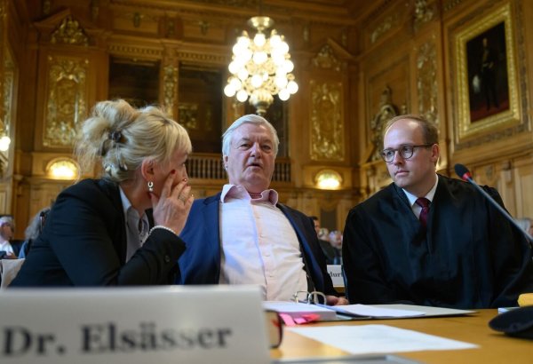 Jürgen Elsässer kam in Begleitung seiner Frau. - © Hendrik Schmidt/dpa