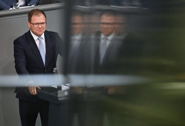 Umweltminister Carsten Schneider spricht sich für einen besseren Schutz der Weltmeere aus. (Archivbild) - © Katharina Kausche/dpa
