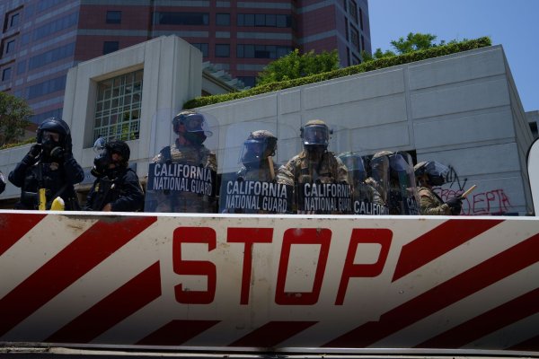 Soldaten der kalifornischen Nationalgarde stehen Wache. - © Daniel Powell/ZUMA Press Wire/dpa