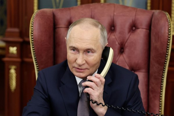 Kremlchef Putin telefoniert noch gern mit einem Schnurtelefon, für Russen mit Smartphone soll es aber neue Services unter staatlicher Aufsicht geben. (Archivbild) - © Alexander Kazakov/Sputnik/Kremlin Pool/AP/dpa