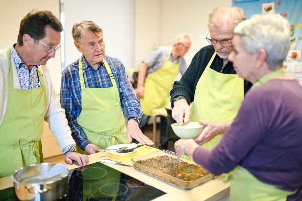 In einer Lehrküche begegnen sich in Ludwigshafen einmal im Monat Männer, die mehr verbindet als Kochen. - © Uwe Anspach/dpa