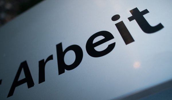 Die lange gute Entwicklung am Arbeitsmarkt in Deutschland hat für mehr reguläre Arbeitsverhältnisse gesorgt. - © Julian Stratenschulte/dpa
