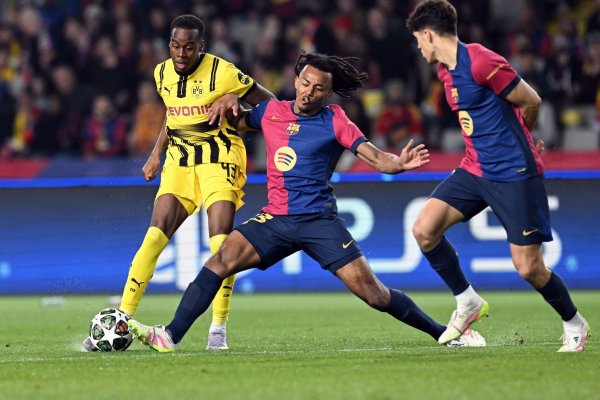 Jamie Gittens (l) könnte aus Dortmund zum FC Chelsea wechseln. - © Federico Gambarini/dpa