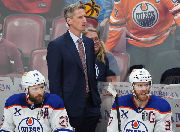 Oilers-Coach Kris Knoblauch und seine Stars Leon Draisaitl (r) und Connor McDavid haben die dritte Final-Partie bei den Florida Panthers verloren. - © Nathan Denette/The Canadian Press/AP/dpa