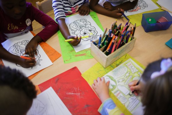 Kreative Aktivitäten für Kinder finden laut einer Umfrage fast alle Deutschen wichtig - gerade digitale Medien sehen viele aber als Hindernis. (Symbolbild) - © Christian Charisius/dpa
