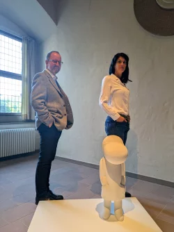Jörg Düning-Gast, Verbandsvorsteher Landesverband Lippe und Dr. Mayarí Granados, Kunstreferentin, Kulturagentur Landesverband Lippe mit der Skulptur ein Dritter von Ji Eun Yoon. - © Philipp Hanke/Landesverband Lippe