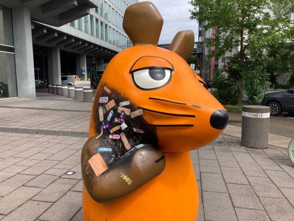 Fans verarzteten den Kinderstar nach dem mutmaßlichen Angriff. Inzwischen ist die beliebte Figur repariert worden. (Archivbild) - © Jonas-Erik Schmidt/dpa