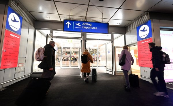 Schon am Morgen machen sich Reisende auf den Weg zu den NRW-Flughäfen. - © Roberto Pfeil/dpa