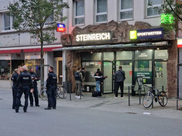 Es läuft ein größerer Polizeieinsatz. - © Carolin Eckenfels/dpa