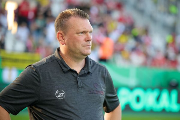 Die Schlussoffensive seiner Essener wurde nicht belohnt: Trainer Uwe Koschinat (Archivbild) - © Christoph Reichwein/dpa