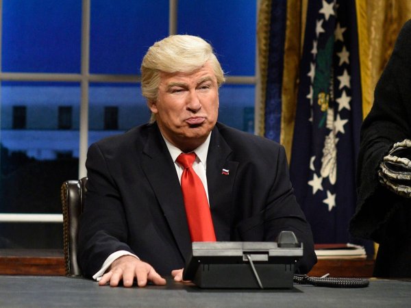 Politische Comedy war immer Teil von «Saturday Night Live». Niemand war häufiger zu Gast als Alec Baldwin – hier als Donald Trump. - © picture alliance / Will Heath/NBC/AP/dpa