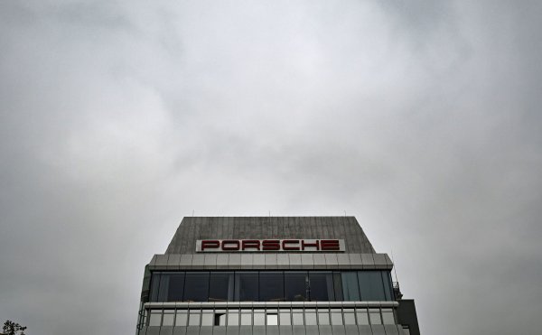 Bei Porsche sind Gespräche über eine Verschärfung des Sparkurses angelaufen. - © Bernd Weißbrod/dpa