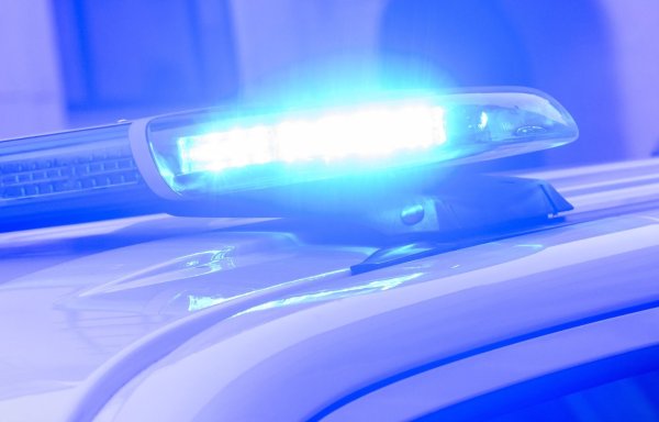 Bisher haben die Beamten der Polizei den Tatverdächtigem nicht angetroffen. (Symbolbild) - © Julian Stratenschulte/dpa