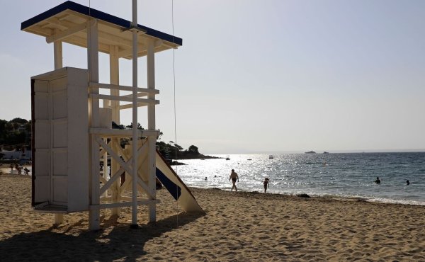 Im Oktober haben an vielen Stränden von Mallorca Rettungsschwimmer ihre Saison bereits beendet. (Symbolbild) - © Clara Margais/dpa