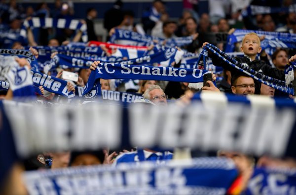 Schalke-Fans auf Europa-Tour. (Archivbild) - © Anke Waelischmiller/dpa