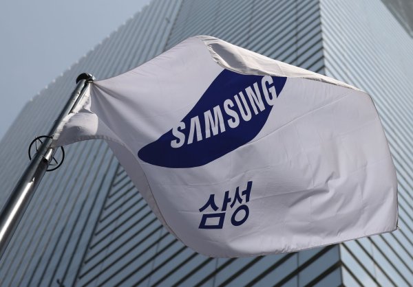 Samsung soll nach dem Willen von Geschworenen mehr als 445 Millionen Dollar wegen Patentverletzungen zahlen. (Archivbild) - © YNA/dpa