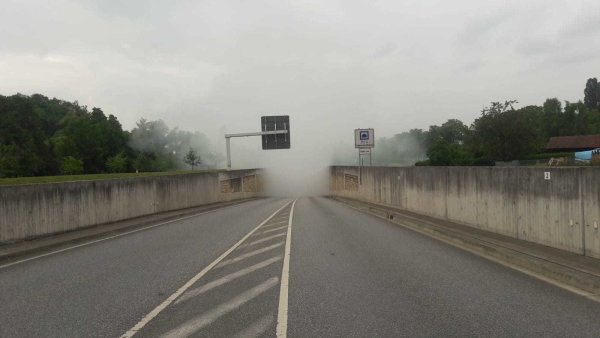 Während der Einsatzübung steigt Rauch aus dem Emmerauentunnel in Lügde. - © Kai-Uwe Deilke