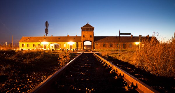Das Lagertor zum ehemaligen Konzentrationslager Auschwitz-Birkenau (Bild von 2014). Der Detmolder Prozess gegen einen früheren SS-Wachmann im Konzentrationslager Auschwitz beginnt morgen. - © dpa