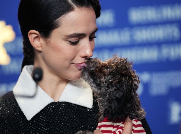 Margaret Qualley präsentierte ihren Hund erstmals der Öffentlichkeit. - © Soeren Stache/dpa