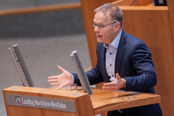 AfD-Politiker Christian Blex spricht nach dem Vorfall von Meinungsfreiheit. (Archivbild) - © Rolf Vennenbernd/dpa