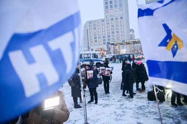 Teilnehmer stehen während einer Kundgebung vor der Berlinale-Eröffnung für die israelischen Schauspieler Ariel und David Cunio, die sich in Gefangenschaft der Hamas befinden, auf dem Potsdamer Platz. (Archivbild) - © Sebastian Christoph Gollnow/dpa