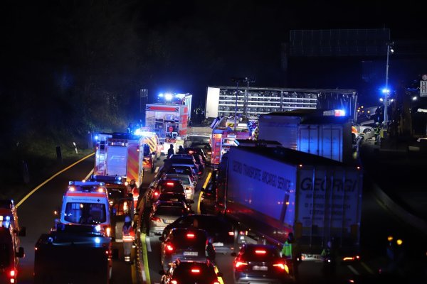 Ein Lastwagenfahrer aus Polen, der Ende November auf zwei Autobahnen in NRW, für eine Schneise der Verwüstung gesorgt hatte, war wohl schuldunfähig. (Archivbild) - © Sascha Thelen/dpa