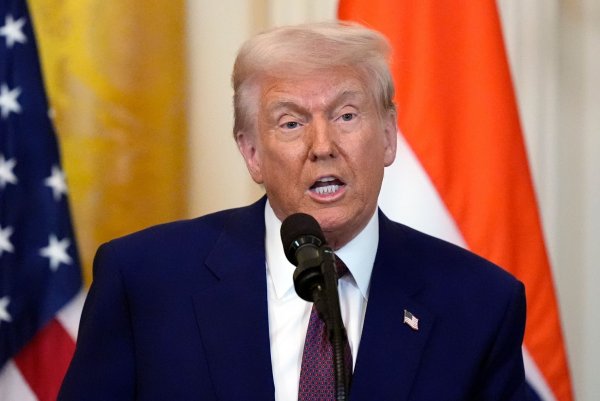 Mit Blick auf die Stärke der US-Truppen in Europa hat Donald Trump vorerst etwas Entwarnung gegeben. (Archivbild) - © Alex Brandon/AP/dpa