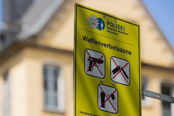 In der Düsseldorfer Altstadt gibt es schon seit gut drei Jahren eine Waffenverbotszone. (Archivfoto) - © Rolf Vennenbernd/dpa
