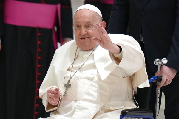 Seit Freitag wird Papst Franziskus in einer Klinik behandelt. (Archivbild) - © Alessandra Tarantino/AP/dpa