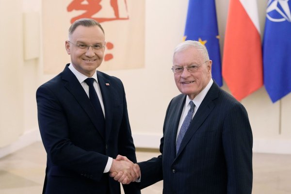 Polens Präsident Andrzej Duda mit dem US-Sondergesandten für die Ukraine Keith Kellogg. - © Czarek Sokolowski/AP/dpa