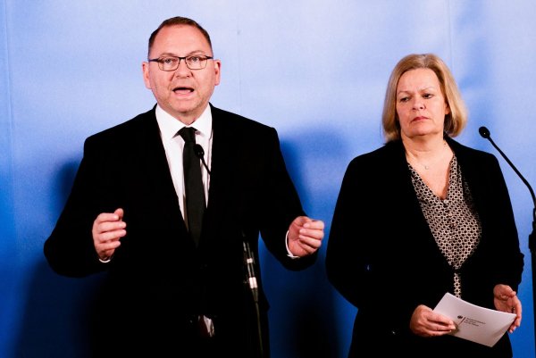 Frank Werneke, Vorsitzender der Dienstleistungsgewerkschaft Verdi, und Bundesinnenministerin Nancy Faeser (SPD) geben ein Pressestatement während der Verhandlungen der Dienstleistungsgewerkschaft Verdi mit Vertretern der öffentlichen Arbeitgeber. - © Carsten Koall/dpa