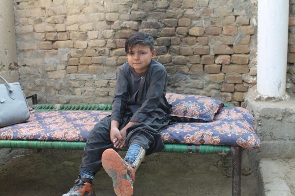 Abid trägt eine Schiene, seit er sich mit Polio infiziert hat. - © Nabila Lalee/dpa
