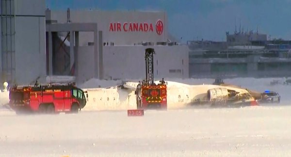 Flugzeug liegt auf dem Rücken - ein Flügel ist abgerissen - © Uncredited/CTV/AP/dpa
