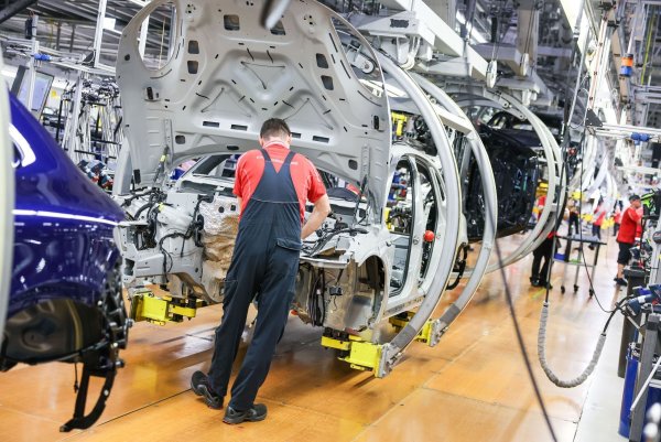 Weniger Jobs in der Industrie. - © Jan Woitas/dpa