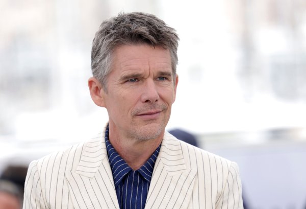 Ethan Hawke ist wieder in einem Film von Richard Linklater zu sehen. (Archivbild) - © Vianney Le Caer/Invision/AP/dpa