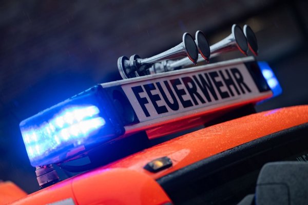 Ein Kleinhubschrauber ist in Sankt Augustin auf einen Acker gestürzt. (Symbolbild) - © Marijan Murat/dpa