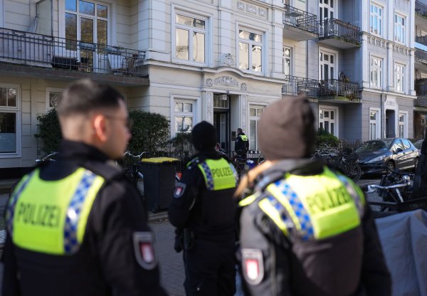 Nach dem Fund einer toten Frau untersucht die Hamburger Polizei eine Altbauwohnung im Stadtteil Hoheluft-West. - © Marcus Brandt/dpa