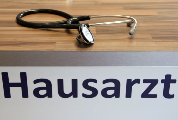Ein Hausarzt in Spenge wird von einem Patienten zusammengeschlagen - jetzt fordern Mediziner eine Strafrechtsverschärfung. (Symbolbild) - © Stephan Jansen/dpa