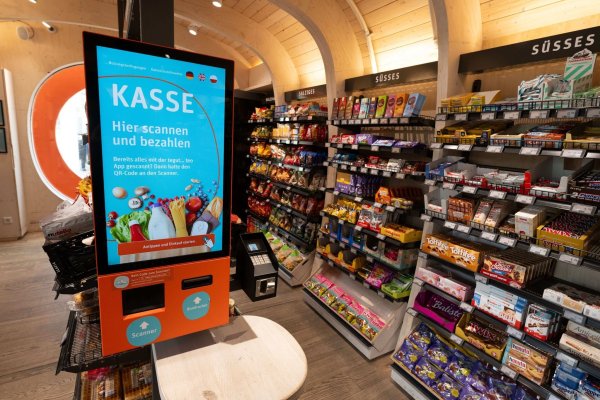 In vielen autonomen Geschäften wird per SB-Kasse bezahlt. - © Boris Roessler/dpa