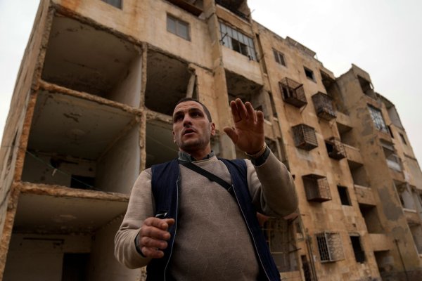 Die Syrien-Rückkehrer finden häufig zerstörte Häuser vor, wie hier im Stadtteil Masaken Hanano in Aleppo. (Archivbild) - © Khalil Hamra/AP/dpa